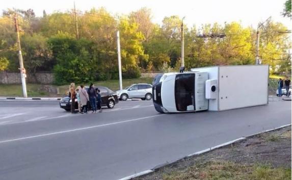 В Севастополе легковушка опрокинула грузовик (фото)
