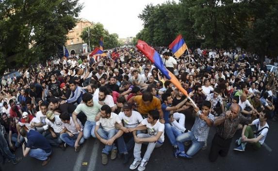 Протесты в Армении и «сладкие» претензии Японии: новости мира (фото, видео) 