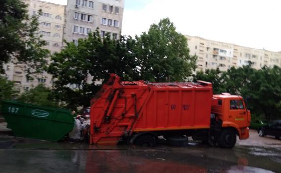 В Севастополе мусоровоз «застрял в текстурах асфальта» (фото)