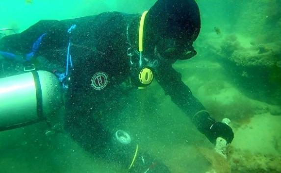 У берегов Керчи нашли затонувший военный катер  и штурмовик (фото)