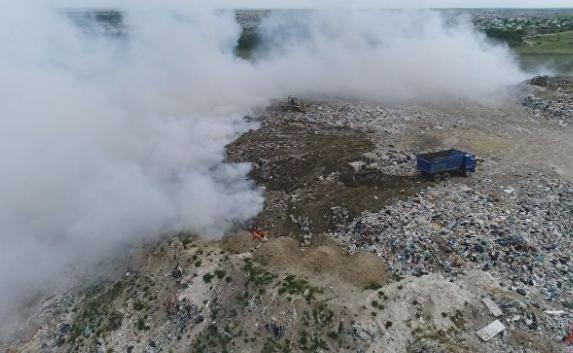 Cпасатели четвёртый день тушат пожар на полигоне ТБО в Каменке (фото)