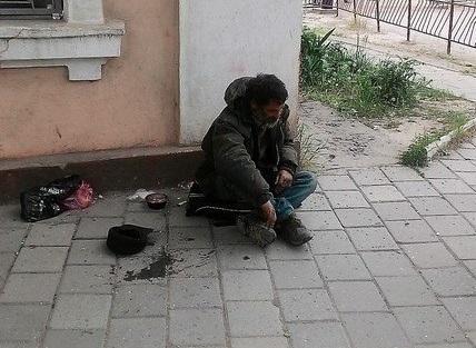 Керчане просят помочь бездомному, попавшему в рабство (фото)