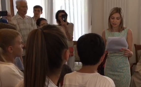 Поклонская устроила экскурсию для школьников в Ливадийском дворце (видео)