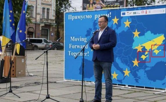 Крыма много не бывает: в Черновцах на день Европы выпустили баннер с двумя полуостровами (фото)
