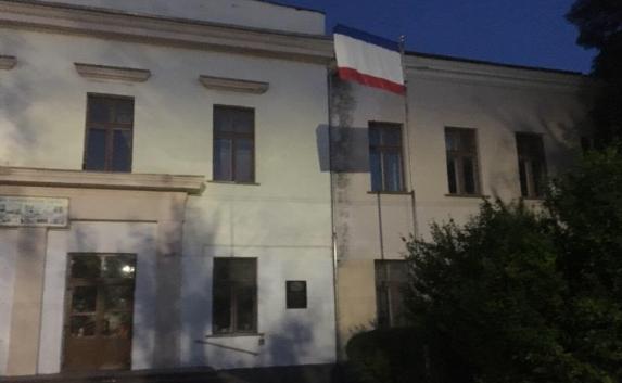 В керченской школе из-за угрозы пожара отменили уроки (фото, видео)