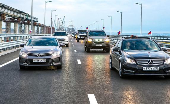 Правила не писаны: строители Крымского моста нарушают ПДД и переходят дорогу «где попало» (видео)