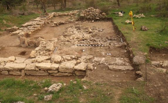 Крымские археологи обнаружили древнюю усадьбу у Мекензиевых гор
