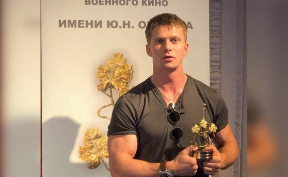 Роман Курцын получил приз за лучшую мужскую роль в фильме «Крым»