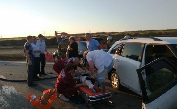 В лобовом столкновении на трассе «Керчь — Феодосия» пострадали 4 человека, 1 — погиб (фото)