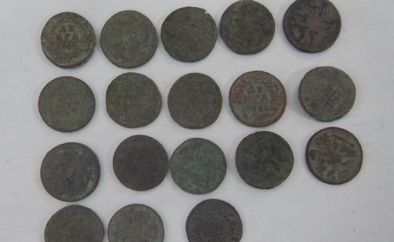 В Крым не пустили мужчину с полными карманами царских монет (фото)