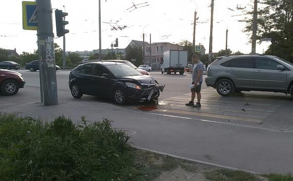 Mitsubishi и Ford разбросали детали при столкновении на Севастопольской (фото, видео)