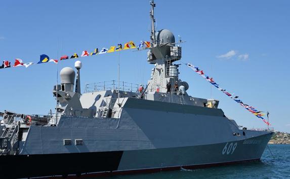 Военные корабли взяли под охрану газодобывающие платформы Крыма