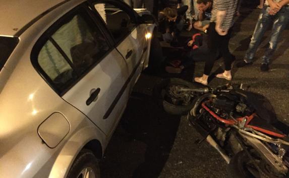 В Севастополе под колеса автомобиля попал байкер  (фото)