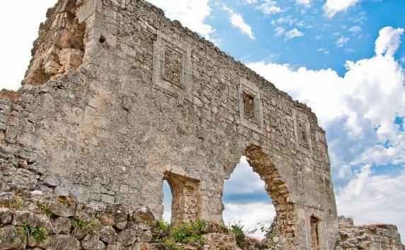 Со стены древней крепости «Цитадель» сорвался человек