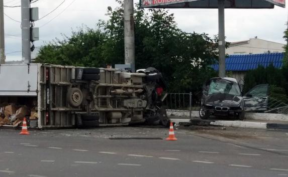 BMW перевернула грузовик на шоссе Генерала Моргунова