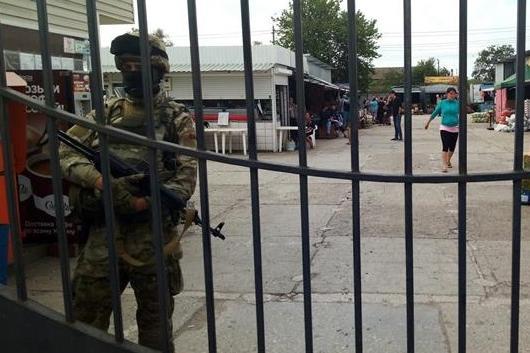 Керченский оптовый рынок заблокировали люди в камуфляже (фото)