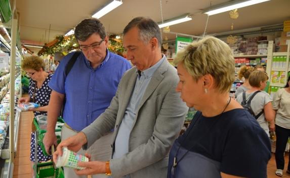 Магазины Крыма начали маркировать молокосодержащие продукты (фото)