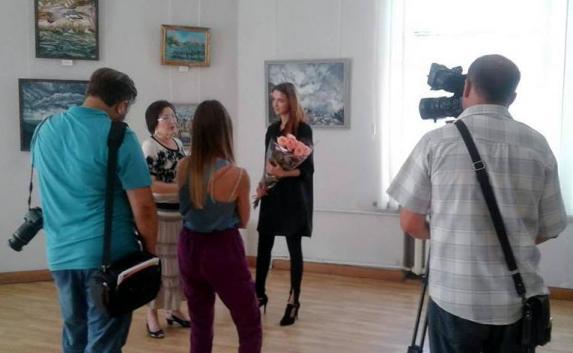В Симферополе открылась выставка «Пена дней» петербургской художницы Игнатьевой (фото)