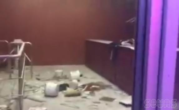 Два школьника с лопатами разгромили клуб в Петровке (видео)