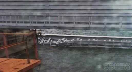 Железнодорожный пролет Крымского моста рухнул в воду (видео)