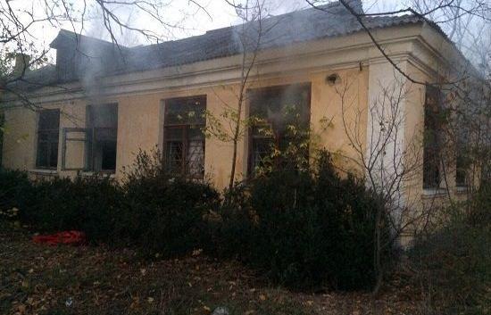 В Садовом сгорел бывший Дом быта (фото)