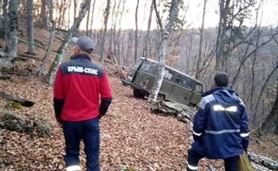 В горах Крыма опрокинулся УАЗ с пассажирами 