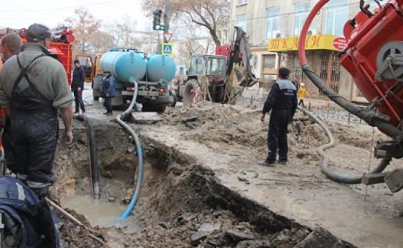  Во время устранения аварии на водоводе в Симферополе погиб рабочий