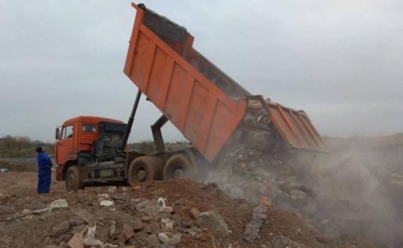 Севастопольская «Голубая бухта» «погрязла» в строительном мусоре (фото)