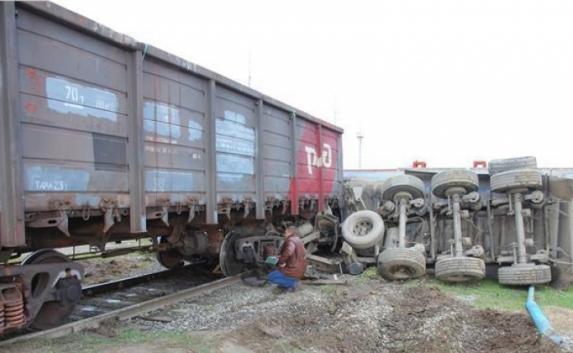 Поезд раздавил фуру у бочарного завода в Керчи (фото)
