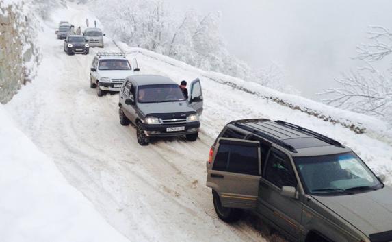 Крымчане в поисках снега едут на Ай-Петри (фото)