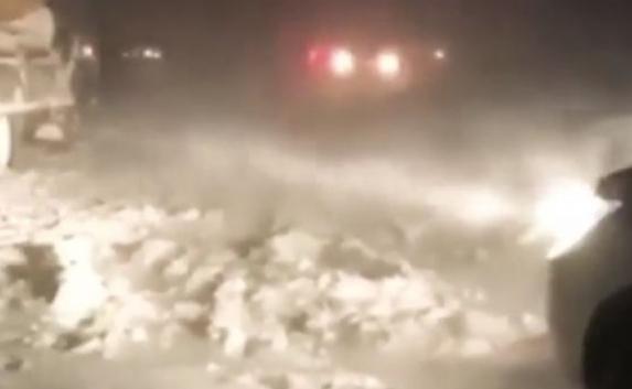 Сход лавины заблокировал более 100 автомобилей на Ай-Петри (видео)
