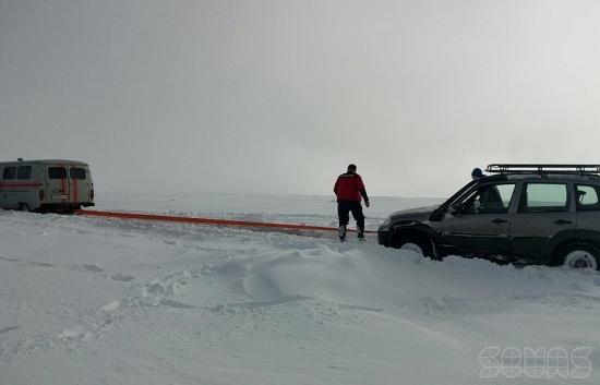 Автомобиль с четырьмя пассажирами заблокировало снегом в районе Трехглазки (фото)