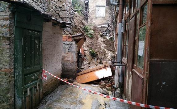 Подпорная стена рухнула на жилой дом в Ялте (фото)