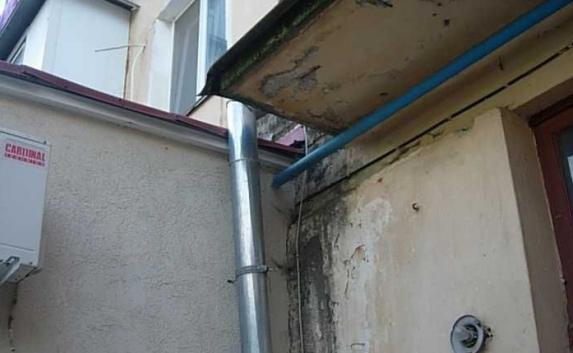 Газовую трубу в Севастополе «замуровали» в стену жилого дома