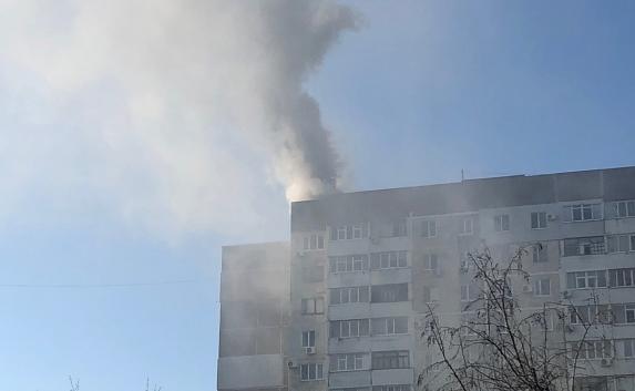 В Щелкино горит крыша многоэтажки (фото, видео)