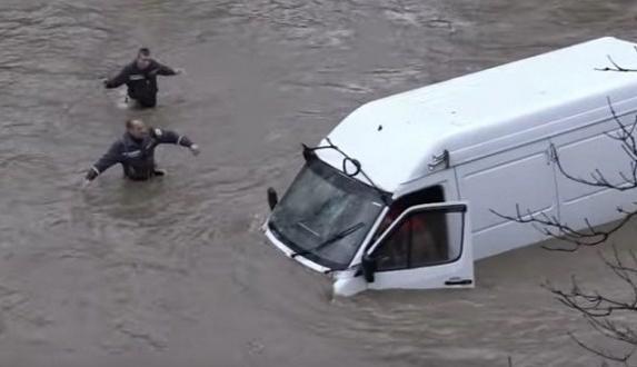 Крымские спасатели вытащили из реки Бельбек маршрутку с пассажирами (фото)