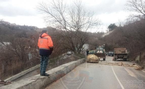 МЧС Севастополя предотвратили обрушение скалы на трассу (фото)