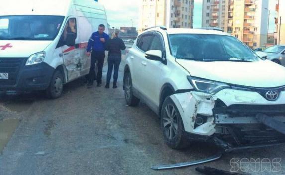 Севастопольская автоледи врезалась в машину «скорой» с беременным фельдшером (фото, видео)