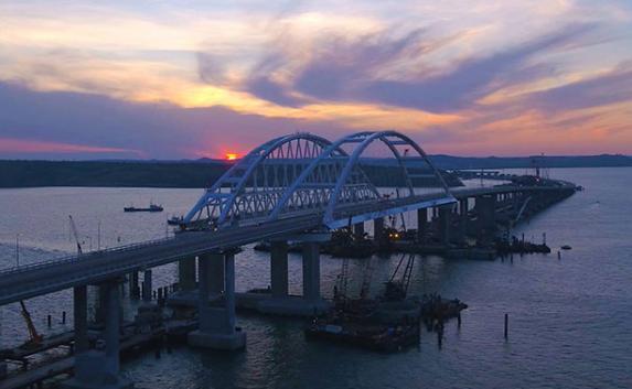 К Крымскому мосту проложили первый километр железной дороги (фото)