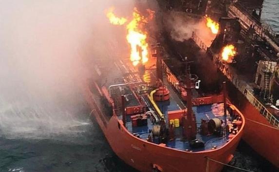 У побережья Крыма уже четвертую неделю не утихает пожар на танкерах