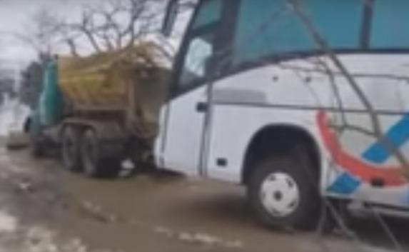 В Керчи экскурсионный автобус не смог подняться на Митридат (фото, видео)