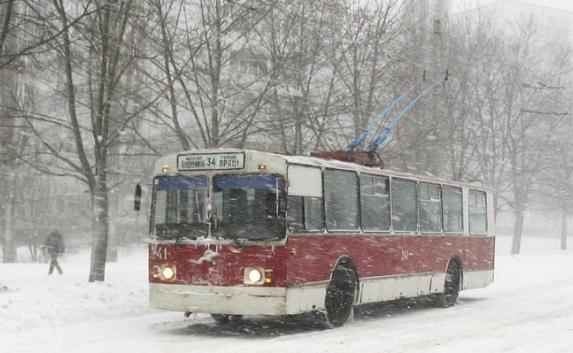 Севастопольские школьники «закатили» троллейбус на обледеневший склон (видео)