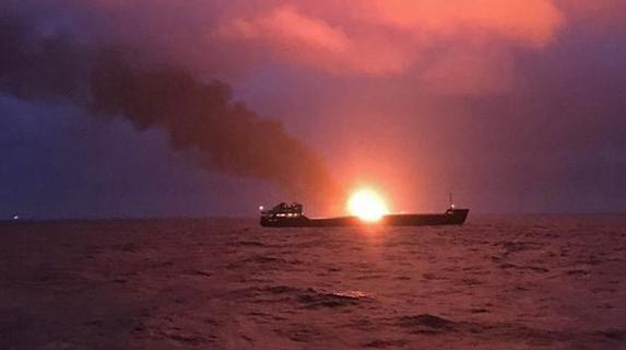 Пожар на одном из танкеров, горящих в Керченском проливе, потушен (видео)