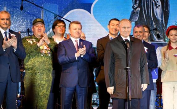 Президент РФ поздравил крымчан с юбилеем референдума на концерте в Симферополе (фото, видео)