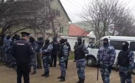 В Каменке ФСБ проводит обыски у крымских татар