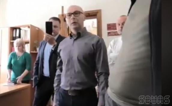 Глава Нижнегорского района Петров напал на посетителя (видео)