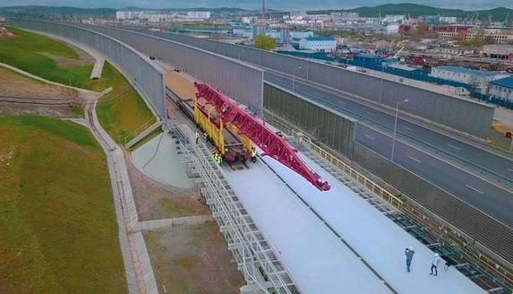 На железнодорожную часть Крымского моста уложили первые рельсы со стороны полуострова (видео)