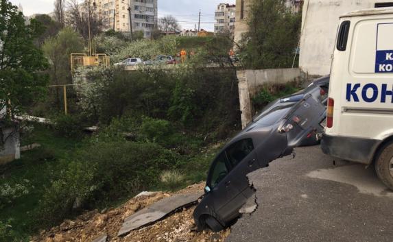 Придомовая парковка с автомобилями обрушилась в Севастополе (фото)