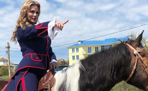 Семенович укротила коней на съемках продолжения «Гардемаринов» в Севастополе (фото)