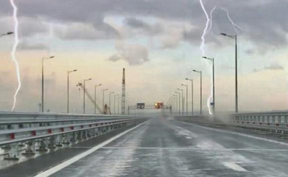Две молнии одновременно ударили в Крымский мост (фото)